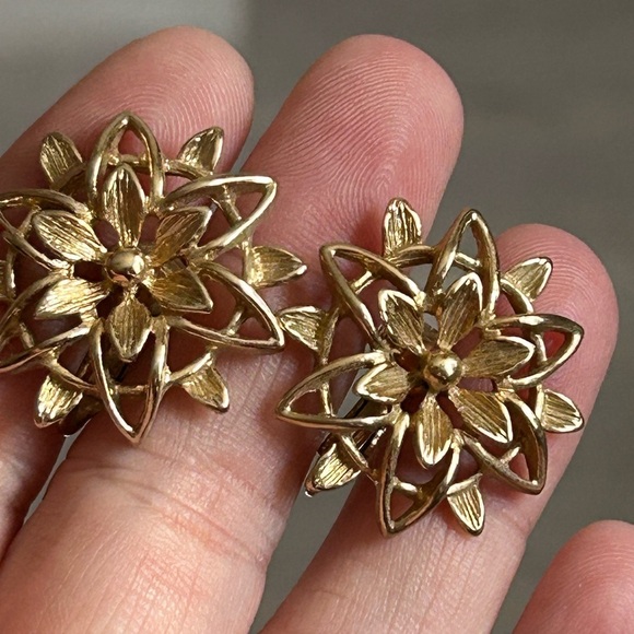 SARAH COVENTRY Elegant Gold Floral Earrings and brooch jewelry set 🙋♀️ - Picture 3 of 9